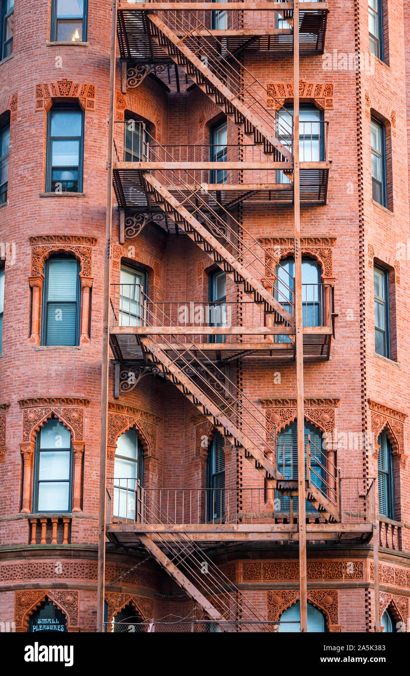 Typische externe Metall Notausgang Leitern auf ein rotes Backsteingebäude in der Back Bay von Boston, Massachusetts, New England, USA Stockfoto