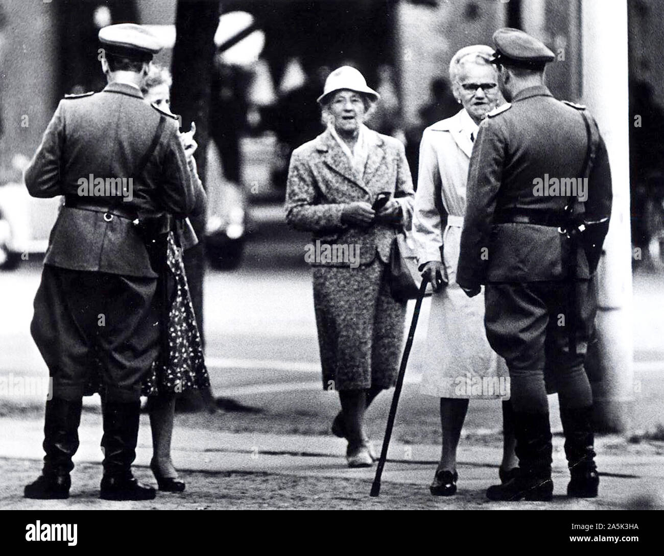 August 1961 - Zwei "vopos" (Volkspolizei) Prüfen Sie die Ostberliner, die Vorbei am Brandenburger Tor zum Potsdamer Platz entlang der bewachte Grenze von West Berlin Stockfoto