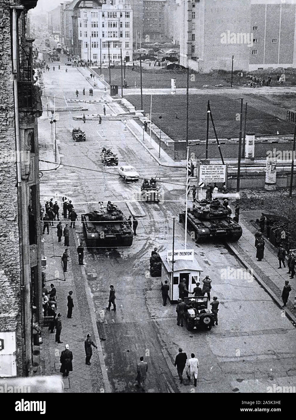 Berlin, Oktober 1961. - Anfang August 23, wenn die Polizei alle aber geschlossen, sieben der Grenzübergänge zwischen den beiden Teilen der Stadt und der beschränkte Zugang für alliierte Personal zu Friedrich Straße, die Kommunisten versucht, den Eintritt der Amerikaner in den sowjetischen Sektor zu begrenzen. Diese Kampagne erreichte seinen Höhepunkt im späten Oktober, wenn die "Polizei" bei der Identifizierung von Personen in Ost Berlin offizielle amerikanische Autos bestanden. Die Amerikaner, unter Anleitung von ihrer Regierung, weigerte sich, sich zu identifizieren. Als Demonstration für das Recht auf Zugang zu den Osten. Stockfoto