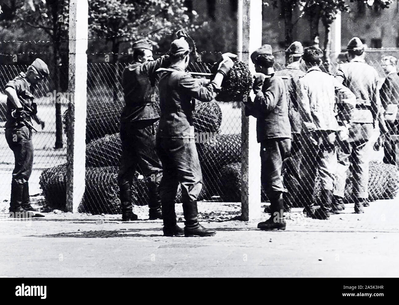 Kommunistischen Truppen String Stacheldraht an der Oberseite der neu errichteten Grenzzaun zu schließen East Berlin aus westlichen Kontakt Stockfoto