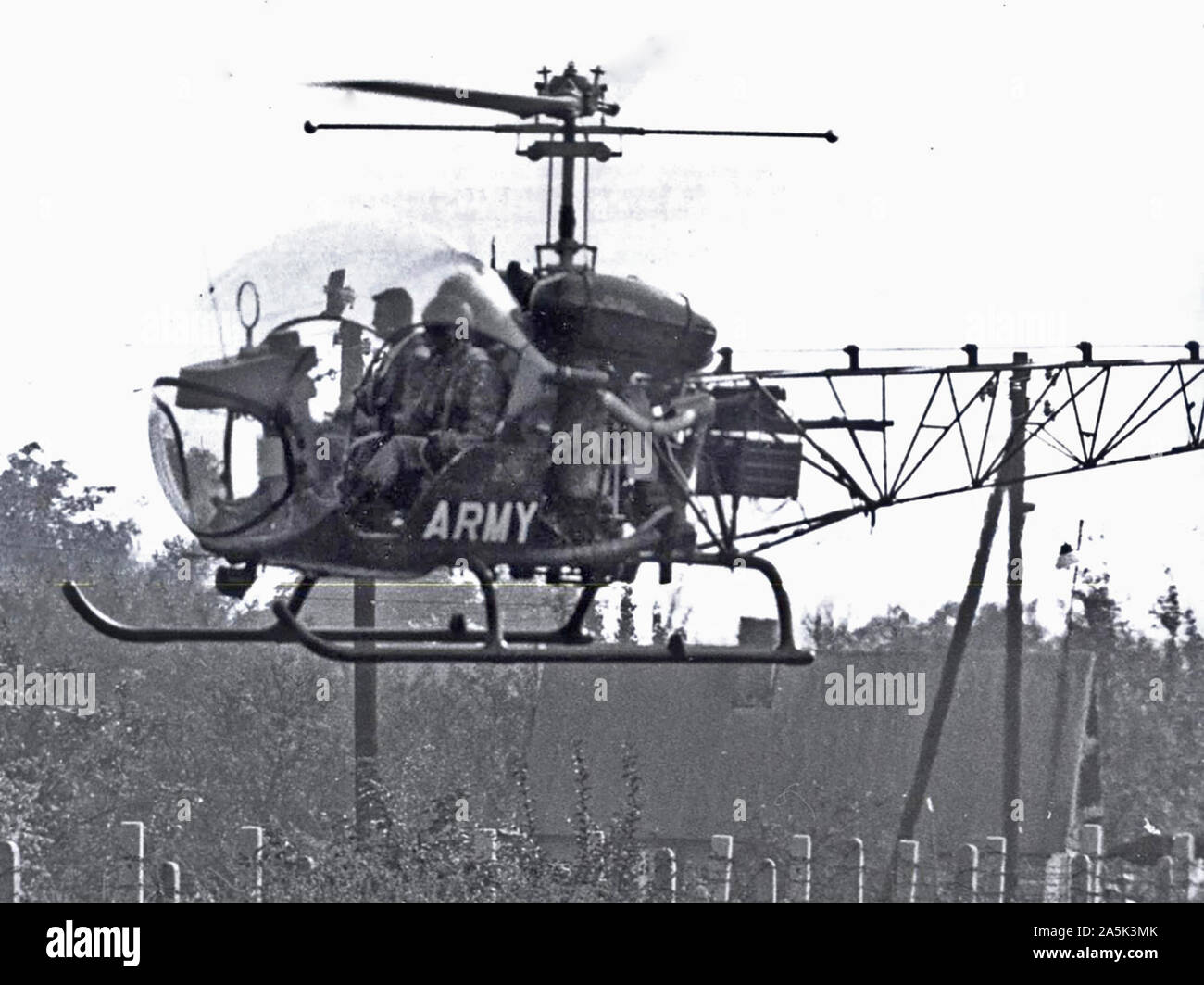 Berlin, Oktober 1961 - U.S. Army Hubschrauber Umfragen die Arbeit der Kommunistischen arbeit Bataillone entlang der Grenze. Da die Kommunisten zuerst die Zeile am 13. August verbarrikadiert, amerikanischen Hubschrauber tägliche Beobachtung Ausflüge gemacht. Stockfoto