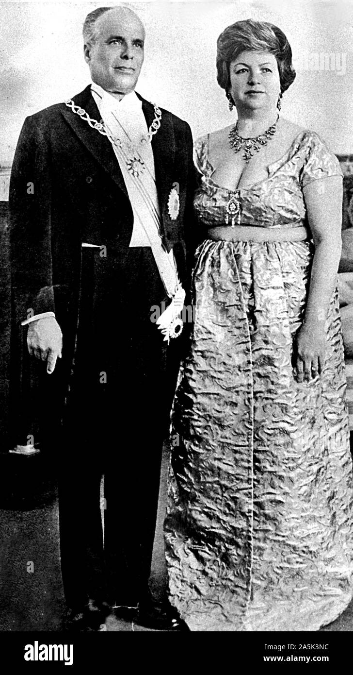 Foto de Habib Bourguiba et son épouse Wassila Bourguiba exposée au Musée de Bourgiuba à Monastir Ca. 1962 Stockfoto