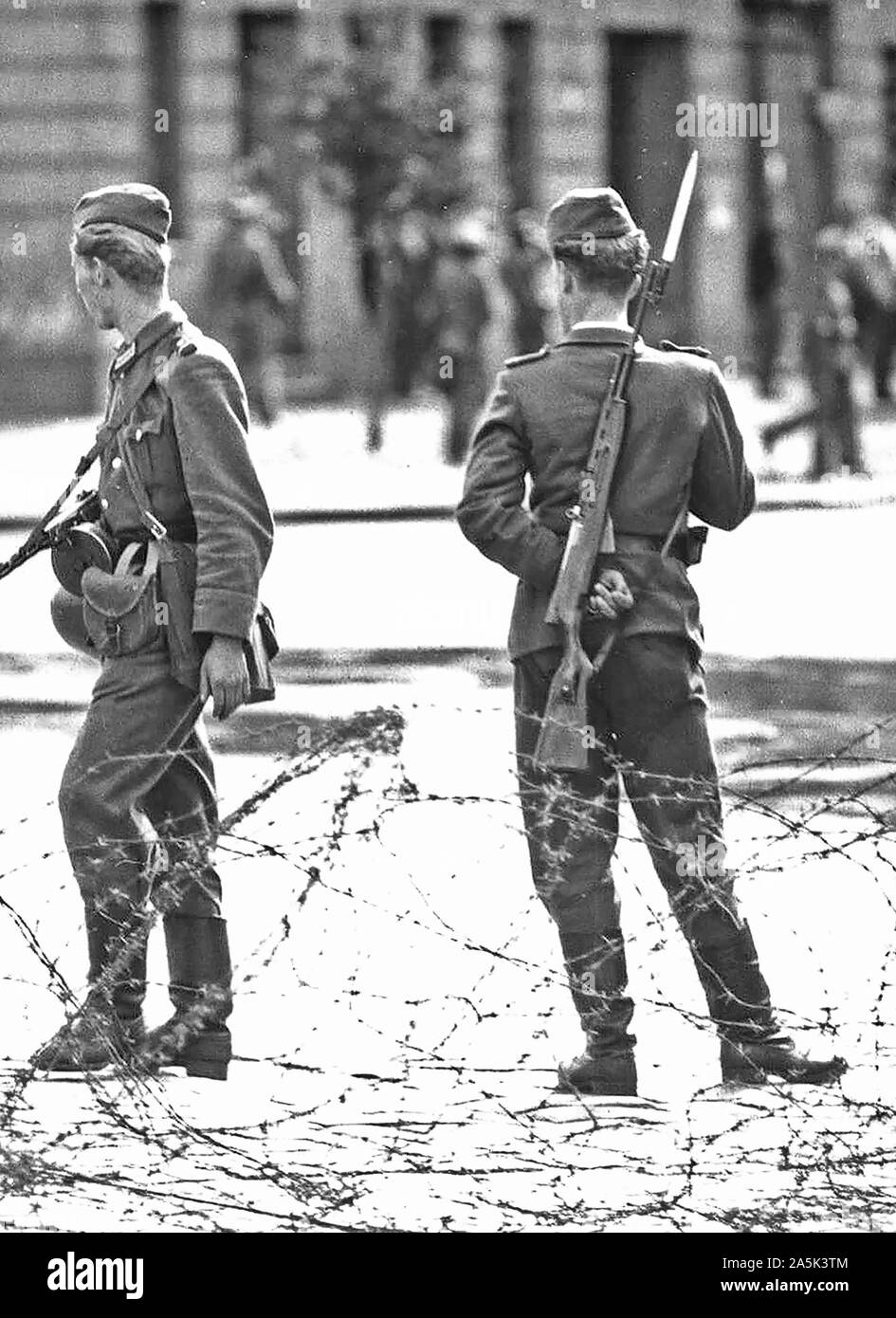 1961 - Grenzsoldaten an der Berliner Grenze zwischen Ost und West Berlin. Stockfoto