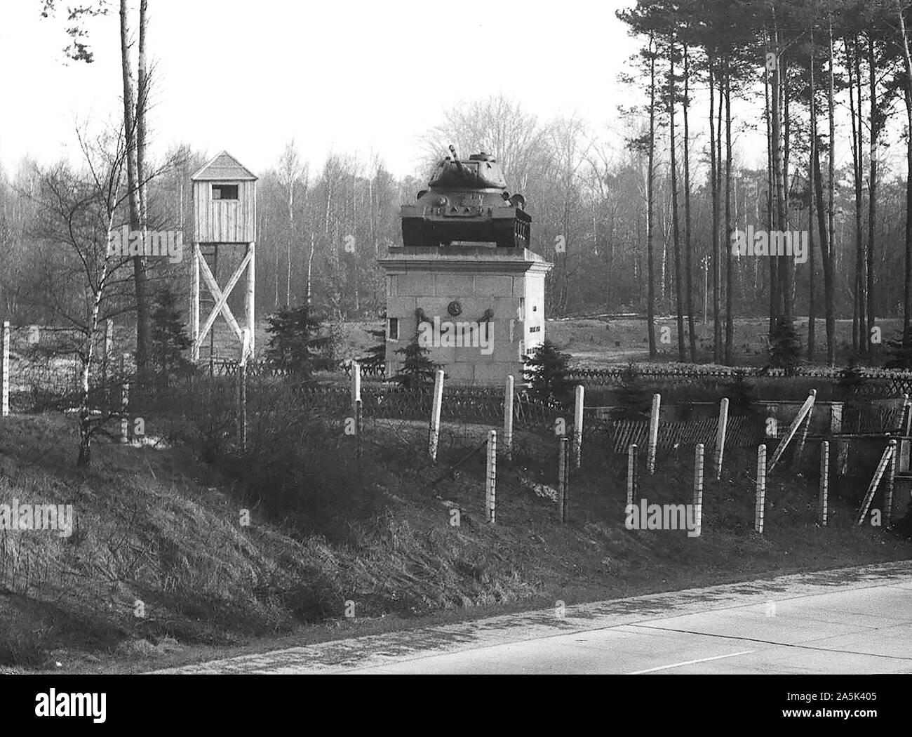 April 1962 - Statue von einem Tank in der zehlendorfer Autobahn Berlin Stockfoto