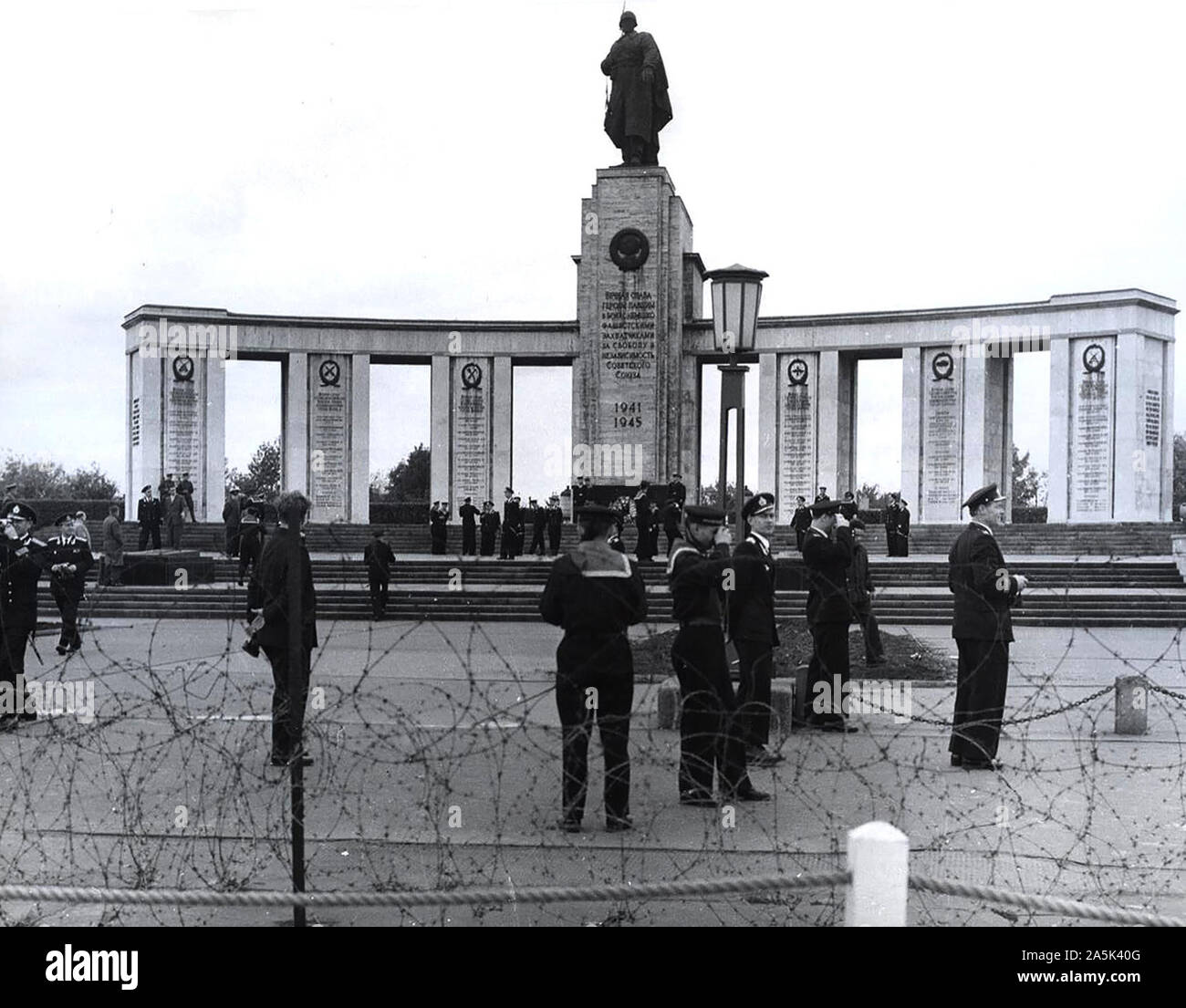 10/19/1962 - Berlin Okt. 19, 1962 Russische Marine Soldaten sind der Besuch eines sowjetischen Kriegerdenkmals in Tiergarten Stockfoto