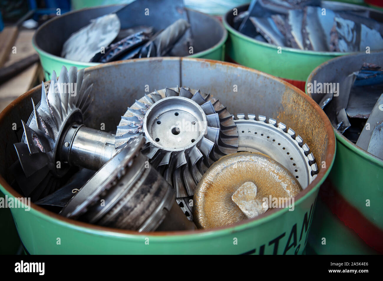 Schrott von Titan Flugzeugteile in Titan Recyclinganlage Stockfoto