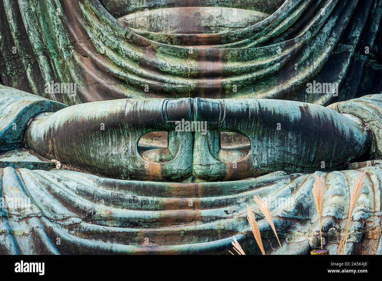 Bronze Großen Buddha Amitabha mit Händen in die Meditation Geste Kamakura Japan des 13. Jahrhunderts als Symbol für die höchste Stufe der Wiedergeburt Stockfoto