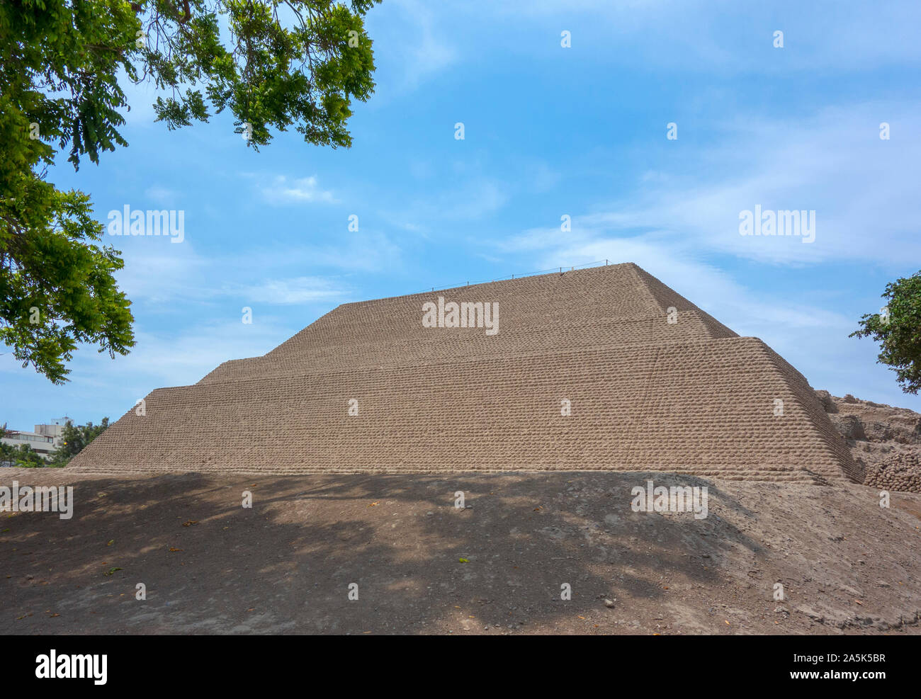 Huaca Huallamarca, eine Adobe Pyramide aus der Zeit um 200 bis 500 AD, San Isidro, Lima, Peru, Südamerika Stockfoto