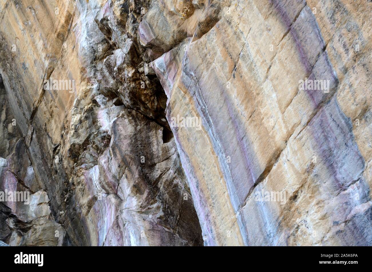 Bunte Felswand gebildet durch Mineralien und Wasser Tsodilo Hills UNESCO Weltkulturerbe Botswana Afrika Stockfoto
