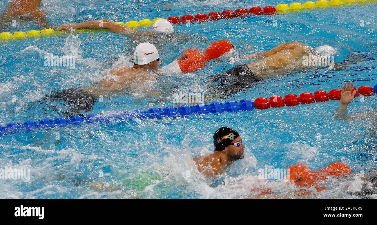 Wuhan, Hubei Provinz Chinas. Okt, 2019 21. Athleten konkurrieren während der Männer 4 x 25 m manikin Relay lebensrettender Am 7. CISM Military World Games in Wuhan, der Hauptstadt der Provinz Hubei in Zentralchina, Okt. 21, 2019. Credit: Wang Lili/Xinhua/Alamy leben Nachrichten Stockfoto