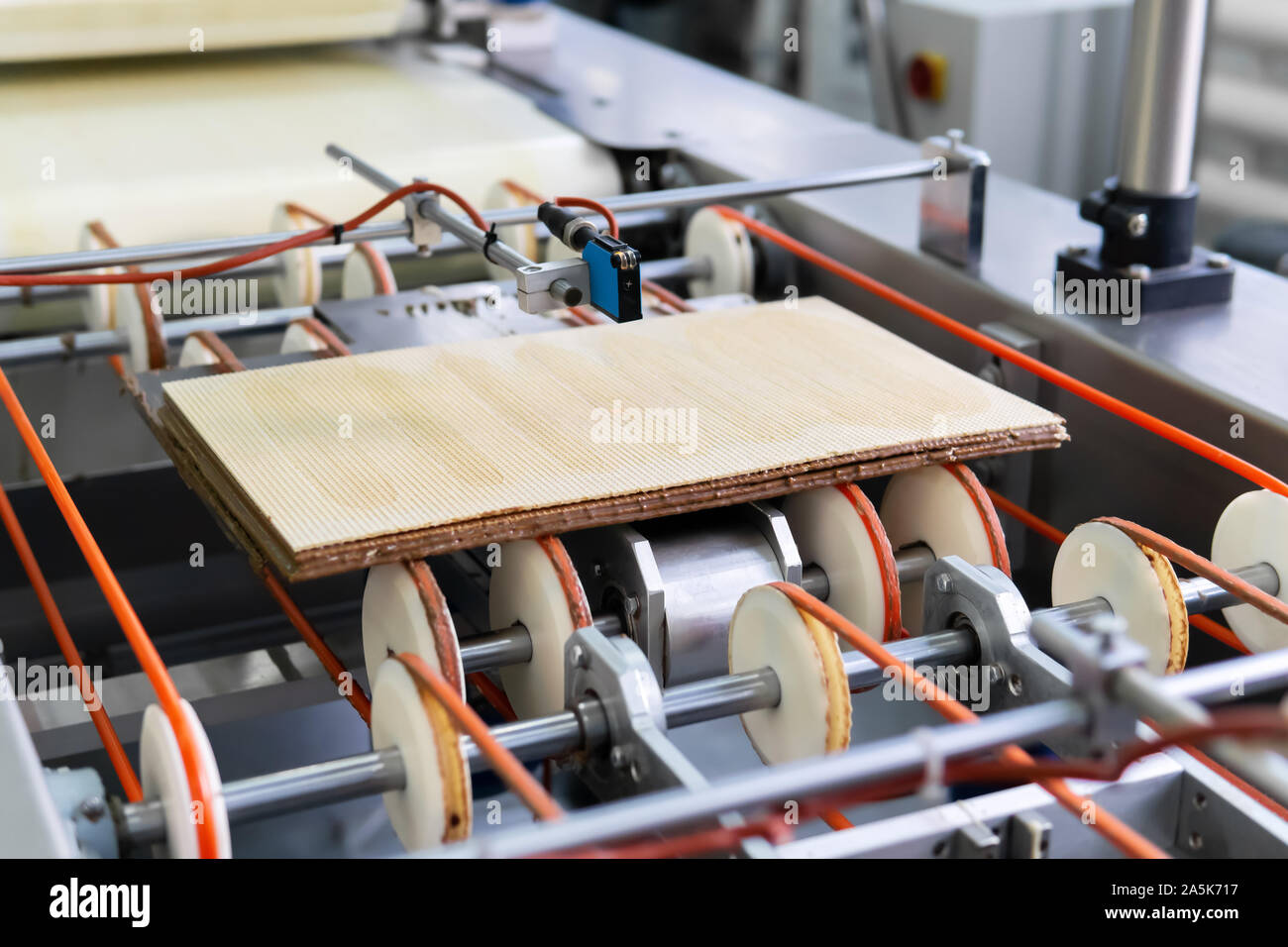 Fertige multi-layer Wafer bewegt sich auf dem Förderband einer Süßwarenfabrik Stockfoto