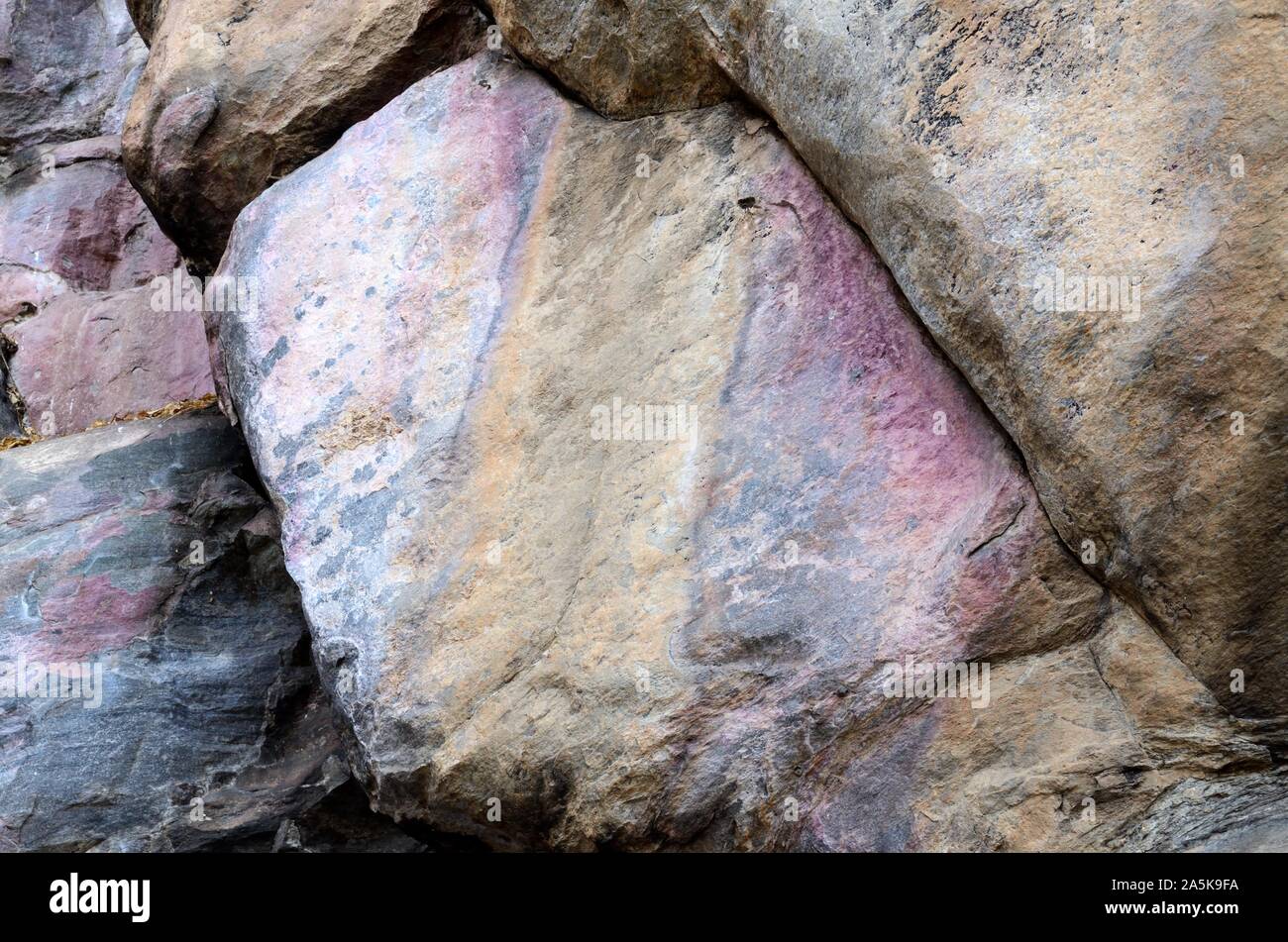 Bunte Felswand gebildet durch Mineralien und Wasser Tsodilo Hills UNESCO Weltkulturerbe Botswana Afrika Stockfoto