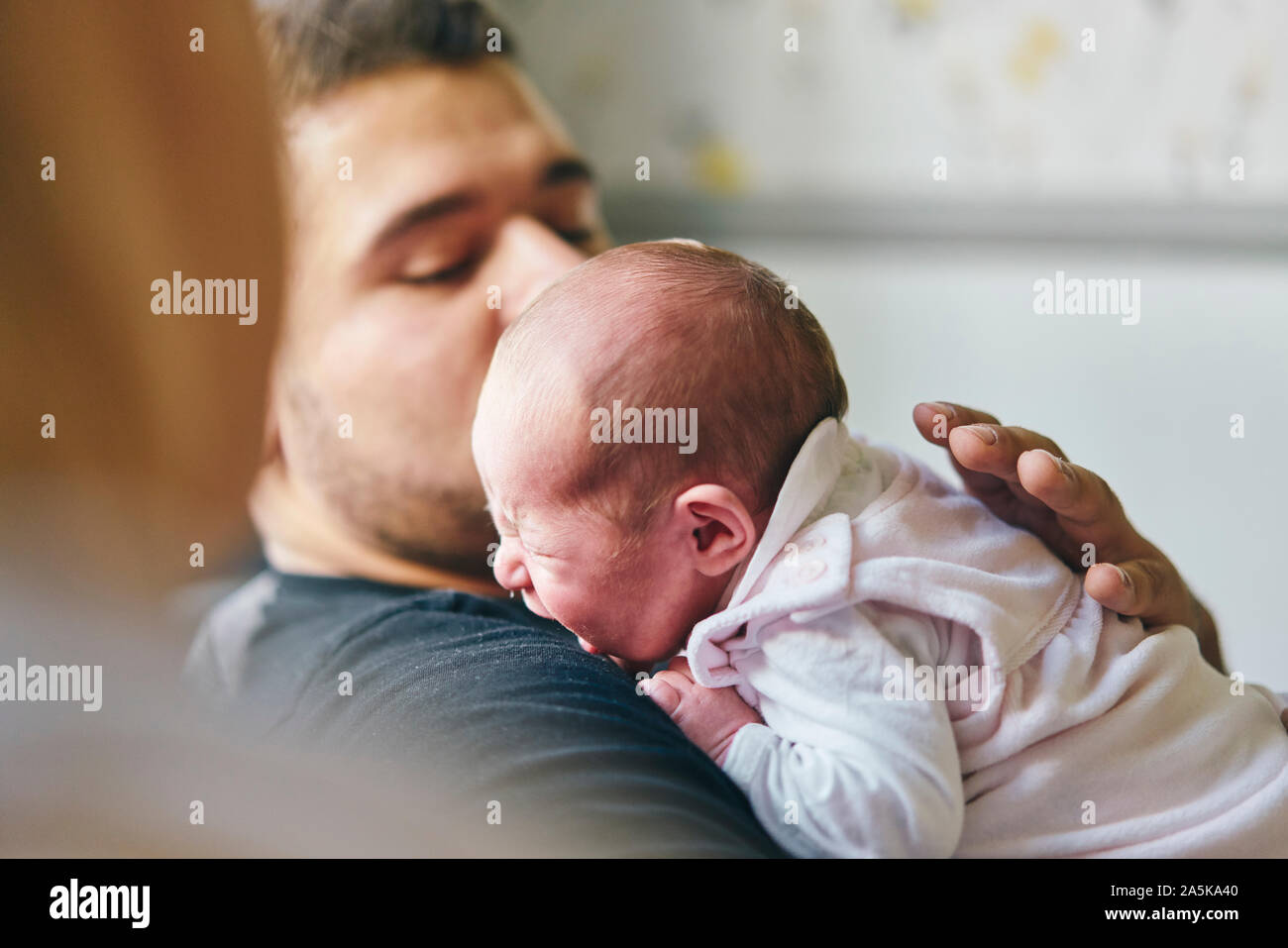 Baby ruht auf der Brust des Vaters zu Hause Stockfoto