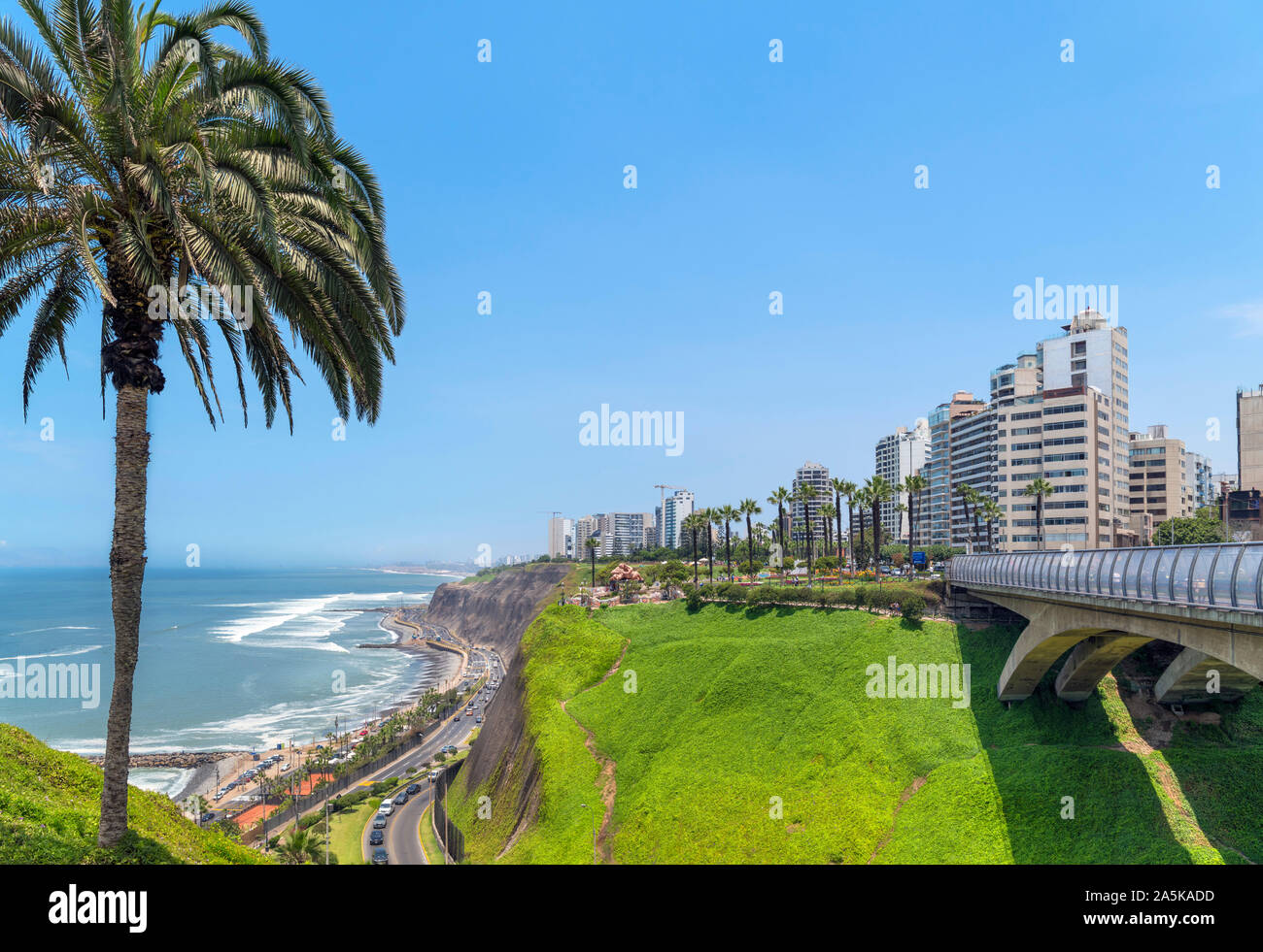 Anzeigen von Miraflores vom Parque Intihuatana auf den Klippen mit Blick auf den Pazifischen Ozean, Lima, Peru, Südamerika Stockfoto