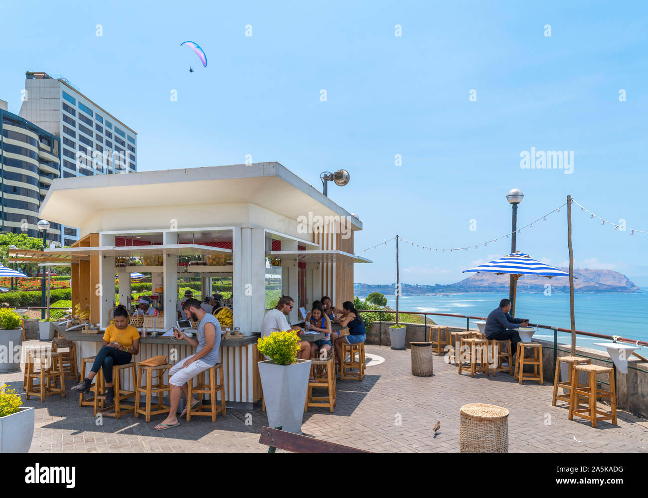 Cafe auf den Klippen mit Blick auf den Pazifischen Ozean, Parque del Amor, Miraflores, Lima, Peru, Südamerika Stockfoto