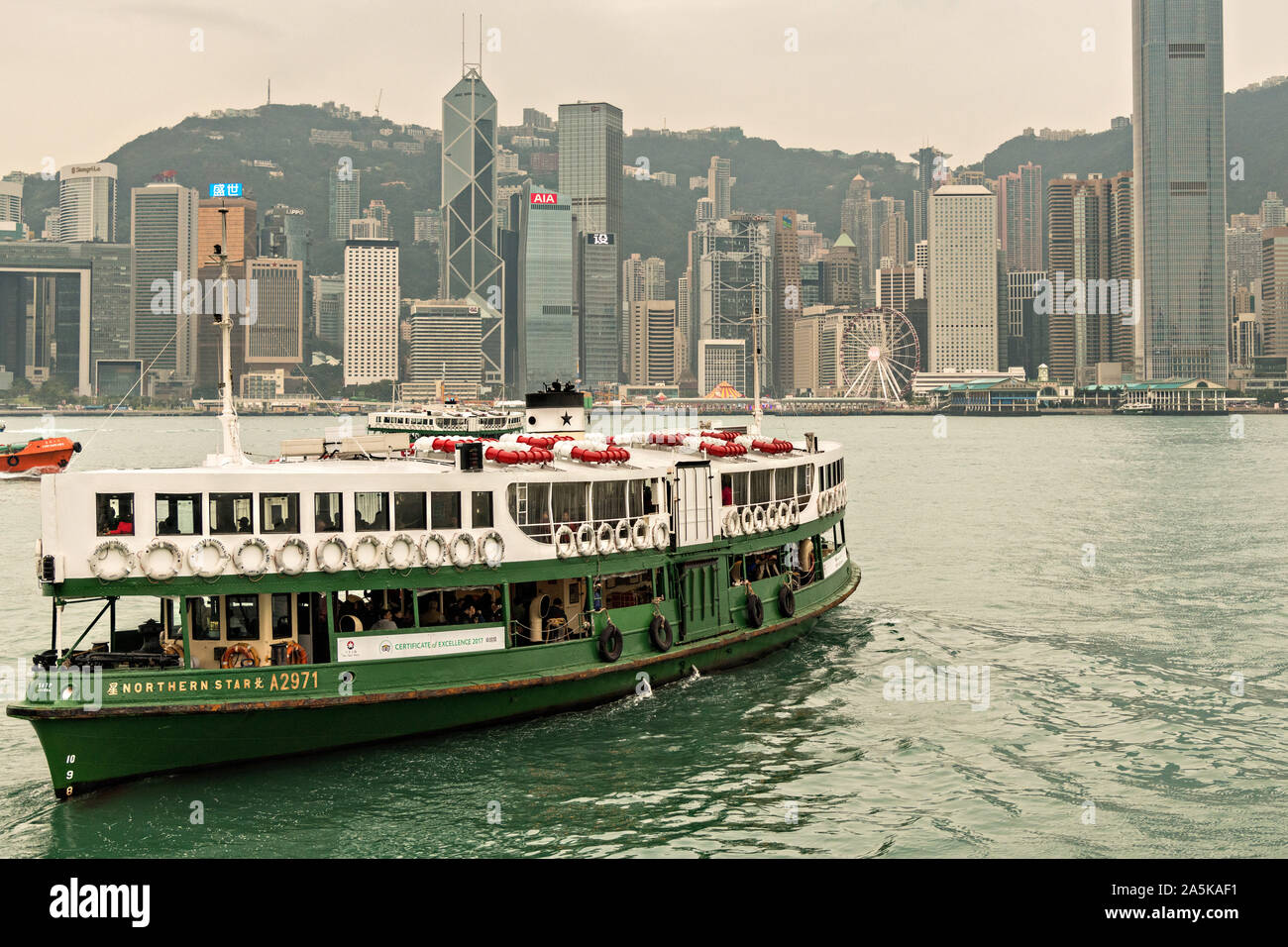 Die Star Ferry kreuze Victoria Hafen mit der Skyline der Innenstadt von Hong Kong. Star Ferry Boote haben die Fluggäste wurden von der Insel Hong Kong und Kowloon und wieder seit 1888. Stockfoto