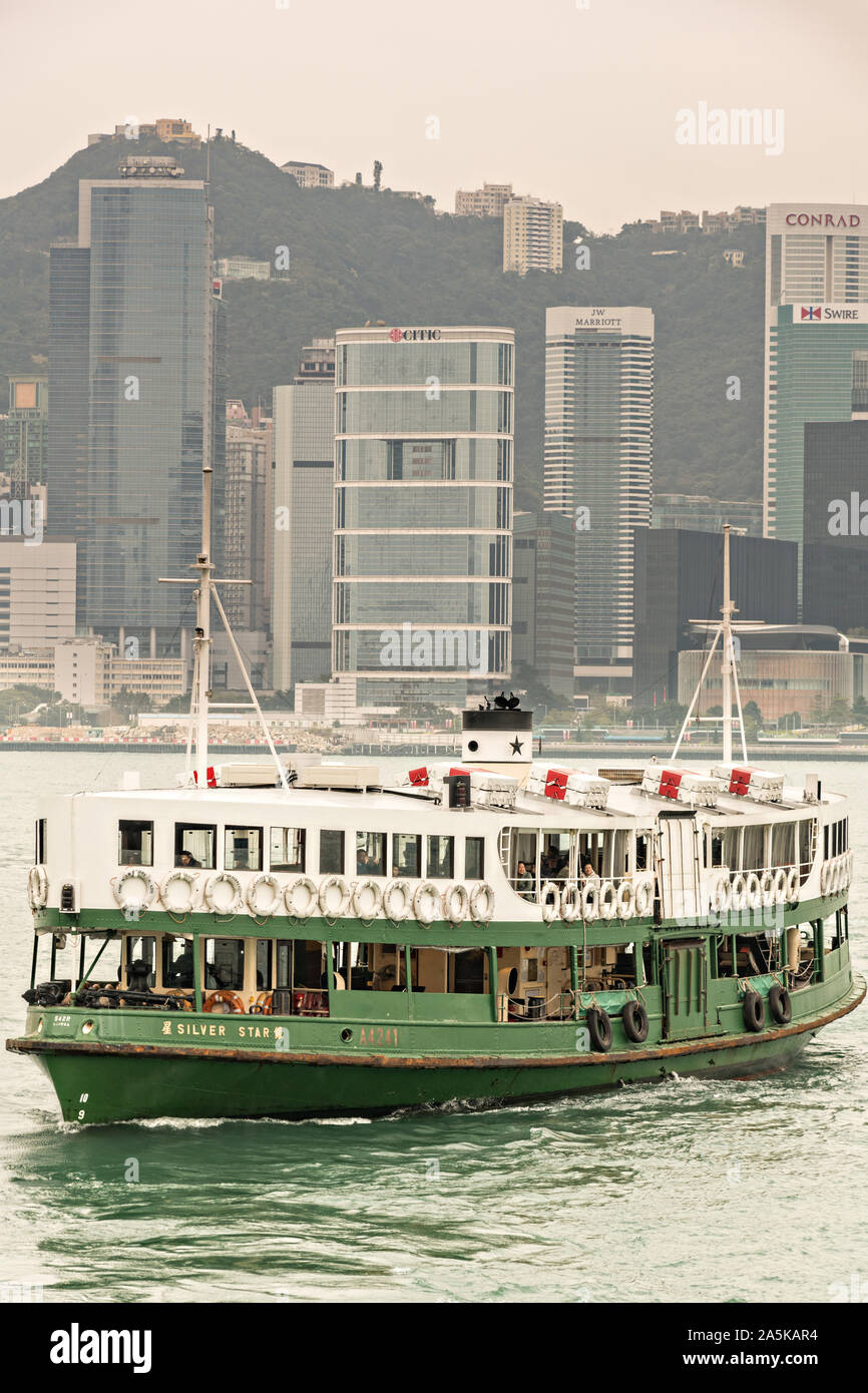 Die Star Ferry kreuze Victoria Hafen mit der Skyline der Innenstadt von Hong Kong. Star Ferry Boote haben die Fluggäste wurden von der Insel Hong Kong und Kowloon und wieder seit 1888. Stockfoto