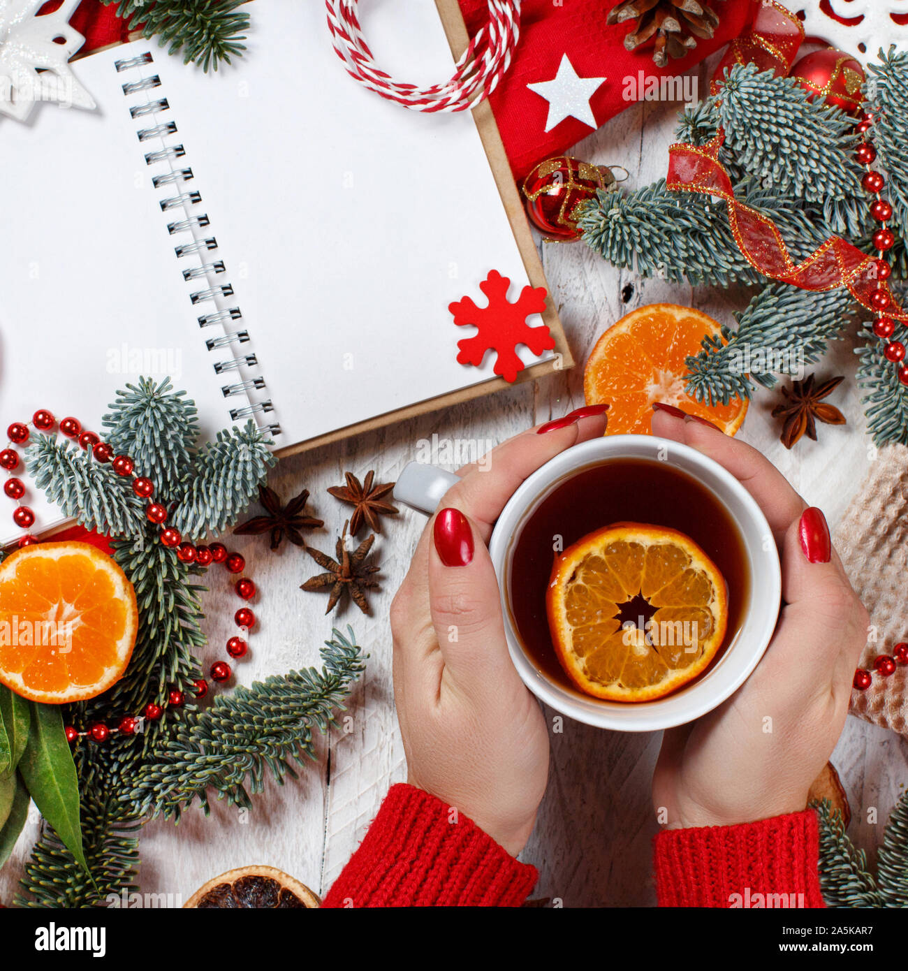 Rote und goldene Weihnachten Komposition mit Notebook und Kaffee Becher Stockfoto