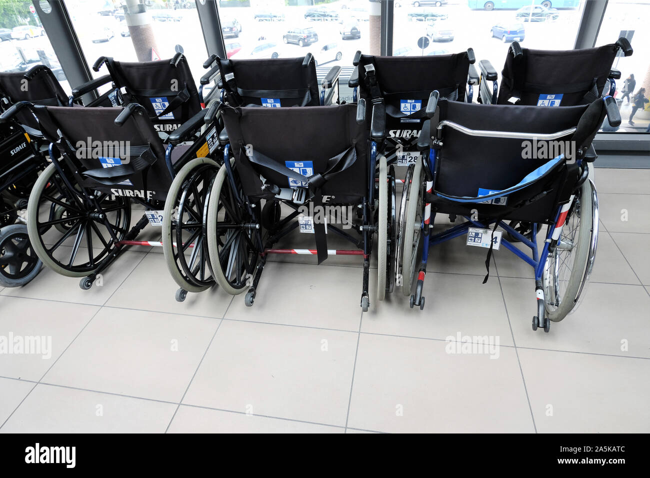 Rollstühle, die bereit sind, behinderte Reisende abholen Stockfoto