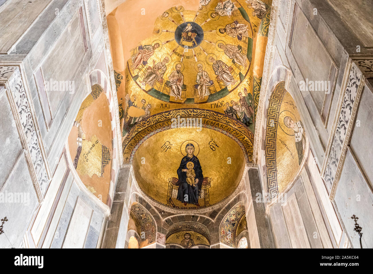 Distomo, Griechenland. Jungfrau mit kind Mosaik im Kloster Hosios Loukas, einem historischen Stadtmauern Byzantinisches Kloster Stockfoto