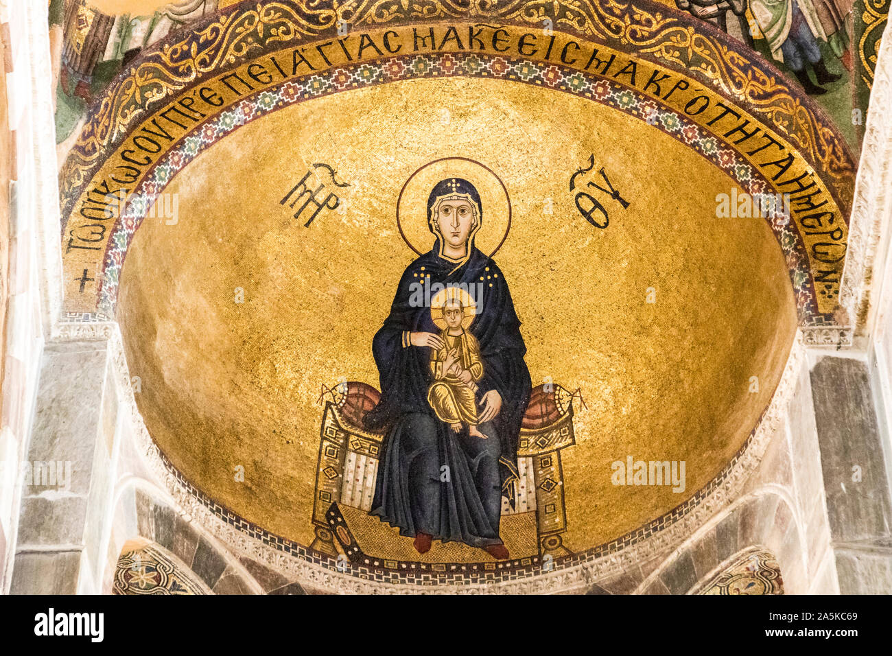 Distomo, Griechenland. Jungfrau mit kind Mosaik im Kloster Hosios Loukas, einem historischen Stadtmauern Byzantinisches Kloster Stockfoto