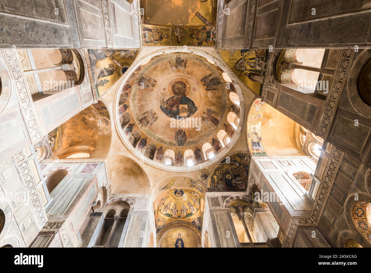 Distomo, Griechenland. Kloster Hosios Loukas, eine historische Kloster, eines der wichtigsten Denkmäler der byzantinischen Architektur und Kunst Stockfoto