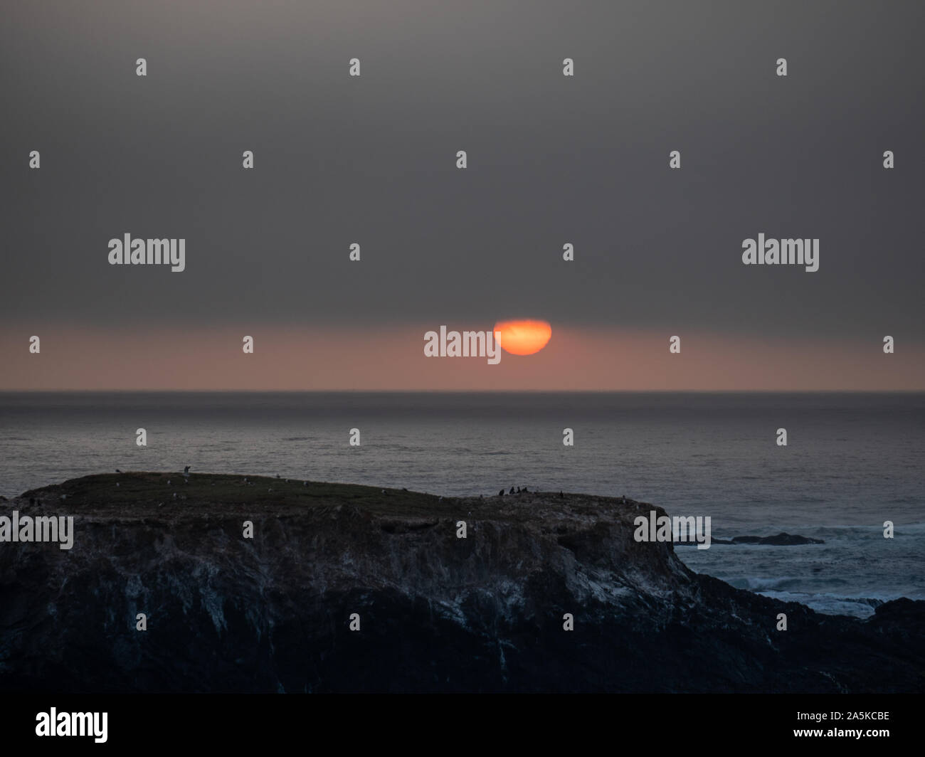 Sun Einstellung unten Nebelbank über dem Pazifischen Ozean Stockfoto