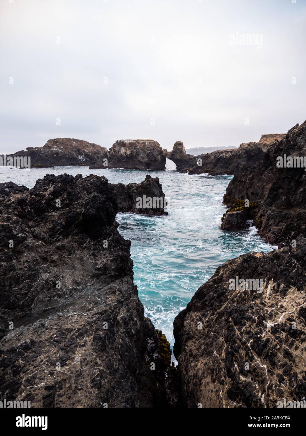 Vertikale Bild der blauen Ozean und an der Küste Felsen Stockfoto