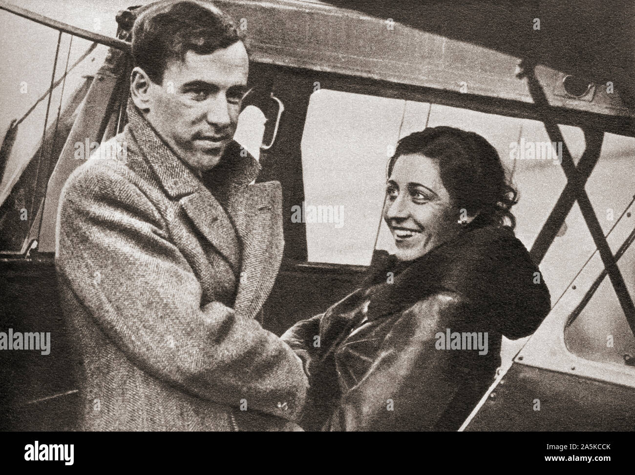 Amy Johnson nimmt Abschied von ihrem Ehemann, Jim Mollison, bevor es auf ihrem erfolgreichen Versuch einen neuen Datensatz zum Kap in 1932 zu schaffen. Amy Johnson, 1903 - 1941. Wegweisende Englisch aviator Wer war die erste Pilotin alleine von Großbritannien nach Australien fliegen. Aus dem Festzug des Jahrhunderts, veröffentlicht 1934. Stockfoto