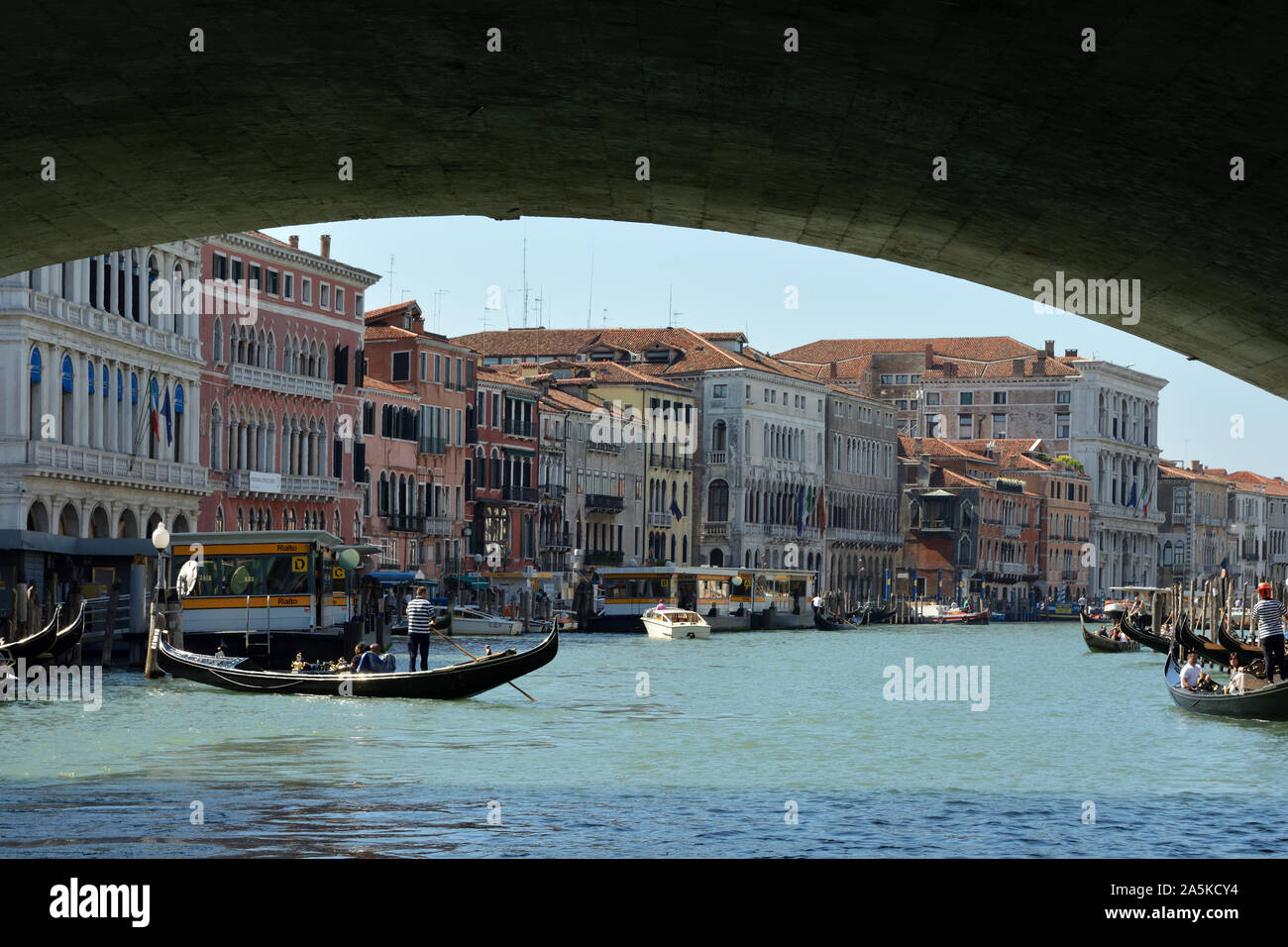 Gondelfahrt über den Canal Grande in Venedig - Italien. Stockfoto