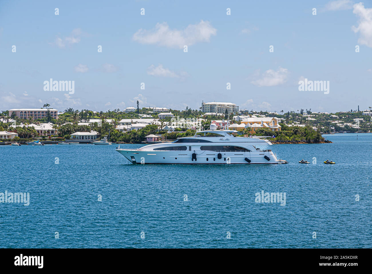 Weiße Yacht und Häuser in Bermuda Stockfoto