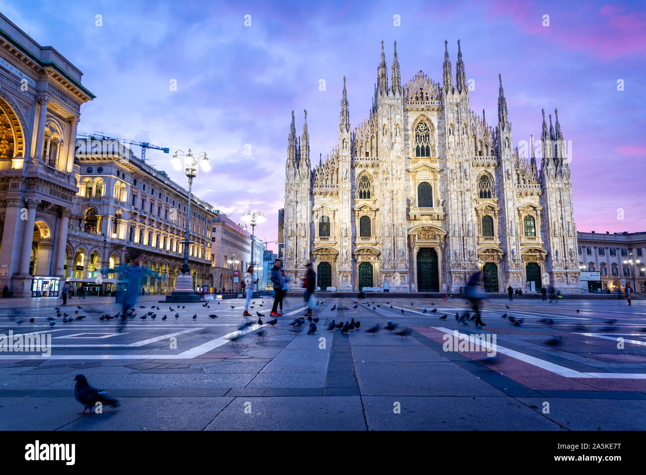 Sonnenaufgang an der Piazza del Duomo, darunter die Kathedrale, Mailand, Italien Stockfoto