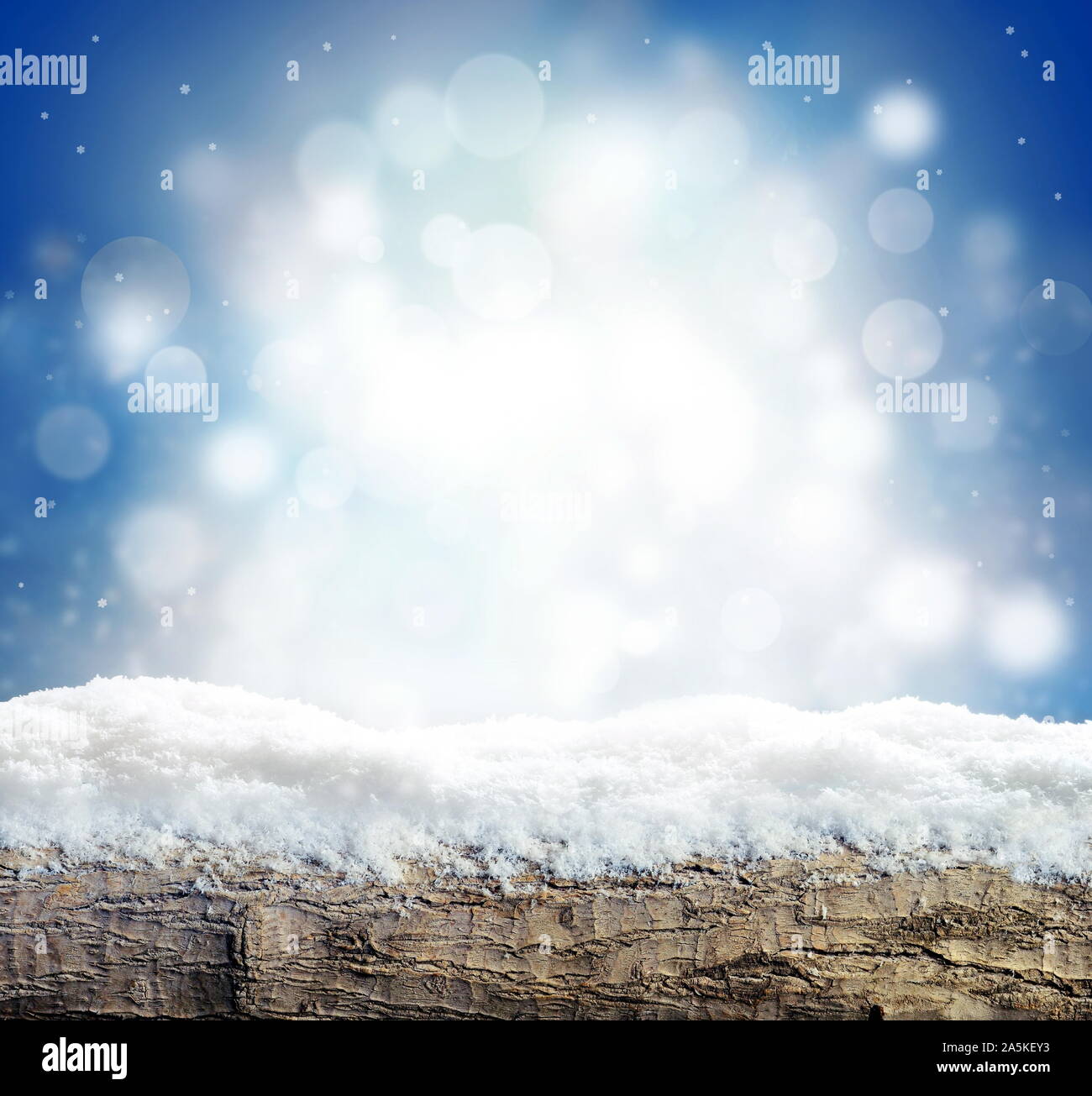 Winter Hintergrund mit Schnee und Unschärfe abstrakt leuchtet. Leere Holzbrett. Copyspace für Text Stockfoto