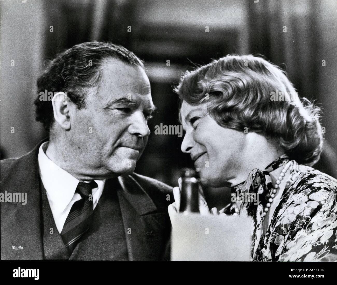 Jan. 09, 1976 -''Reise Der Verdammten'' NEHEMIAH PERSOFF und Maria Schell co-star als Mittelschicht Ehepaar, das all ihren Besitz verkauft haben, das Geld anzuheben, um der Verfolgung durch die Nationalsozialisten nach Kuba fliehen in "Reise der Verdammten". Die spannende true-life Epos erzählt die dramatischen Geschichten von 900 deutschen Flüchtlinge auf hoher See, unerwünschte von der Welt gefangen. Bild: Keystone Bilder USA/ZUMAPRESS.com/Alamy leben Nachrichten Stockfoto