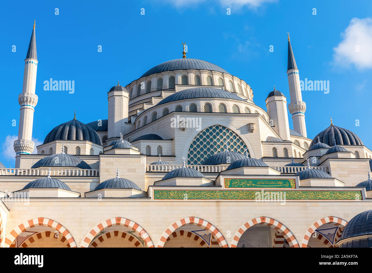 Wunderschöne neue Moschee von Istanbul, der camlica Moschee, Fassade Ansicht Stockfoto