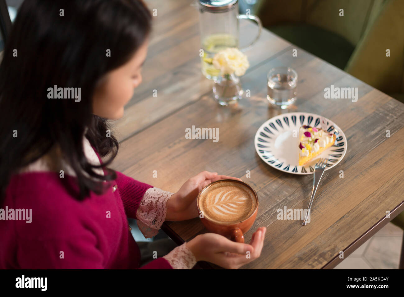 Frau sitzt an einem Tisch in Cafe Stockfoto