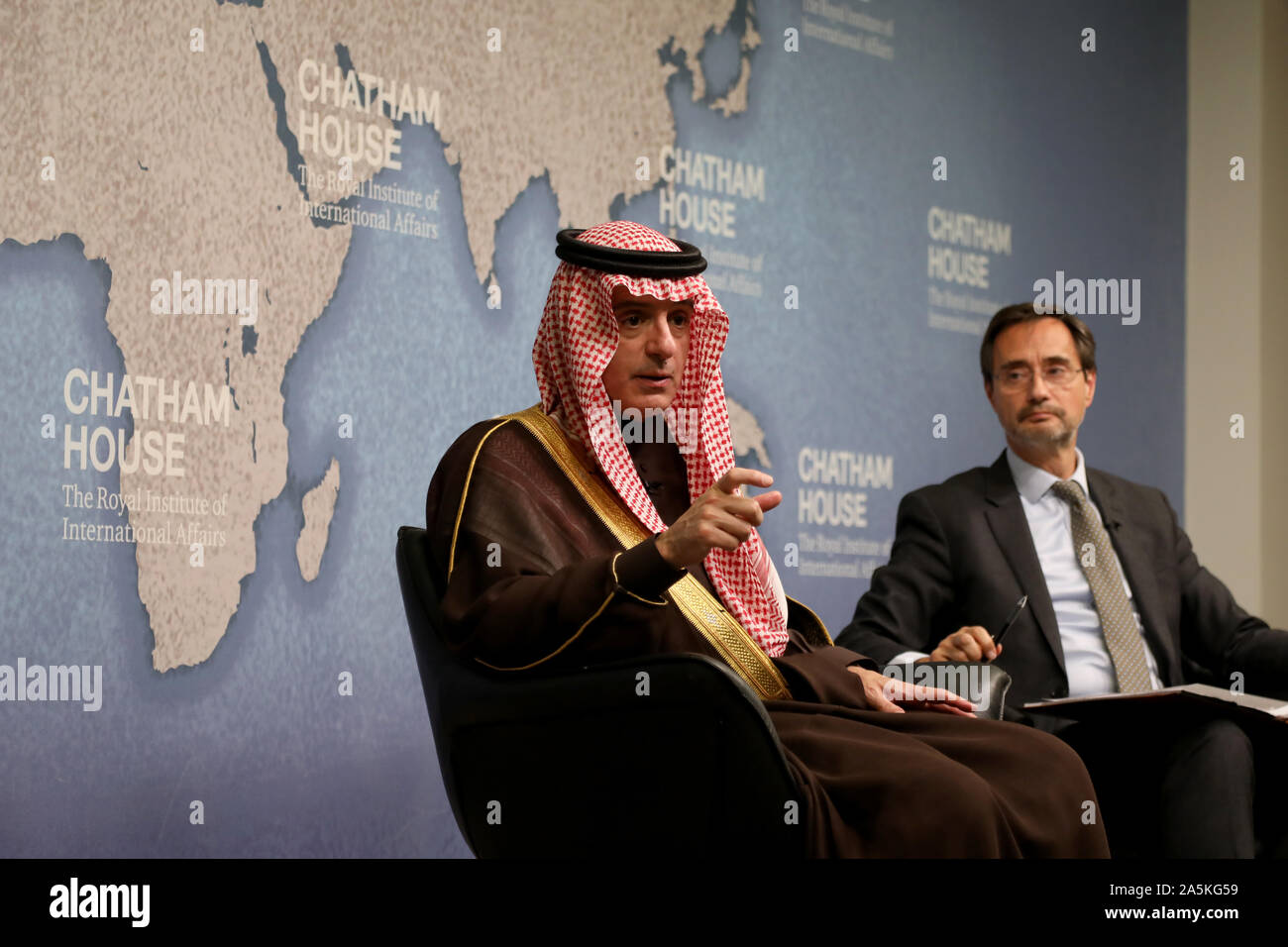 London/Großbritannien - 14. Oktober 2019: Adel al-Jubeir, Saudi Arabien der Staatsminister für auswärtige Angelegenheiten, sprechen im Chatham House auf Saudische Außenpolitik, während Chatham House Direktor Robin Niblett (R) schaut auf Stockfoto