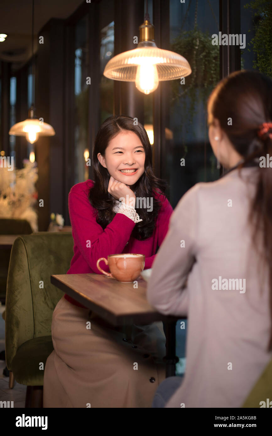 Zwei Frauen mit Kaffee im Restaurant am Abend Stockfoto