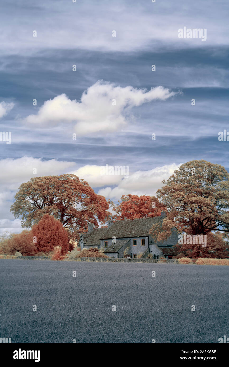 Village Farm House in der Grafschaft Gloucestershire Dorf lange Newnton in der Nähe von Tetbury, gedreht in Infrarot- und Post in der falschen Farbe verarbeitet für einen Herbst aussehen Stockfoto