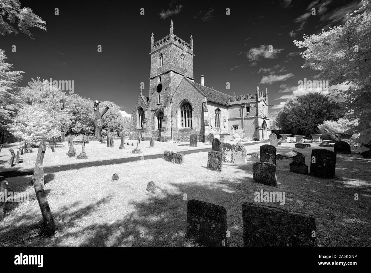 Schwarz-weiß-Bild der Klasse 1 aufgeführt, normannische Kirche aller Heiligen in den Wiltshire Dorf Crudwell in der Nähe von Cirencester. Stockfoto