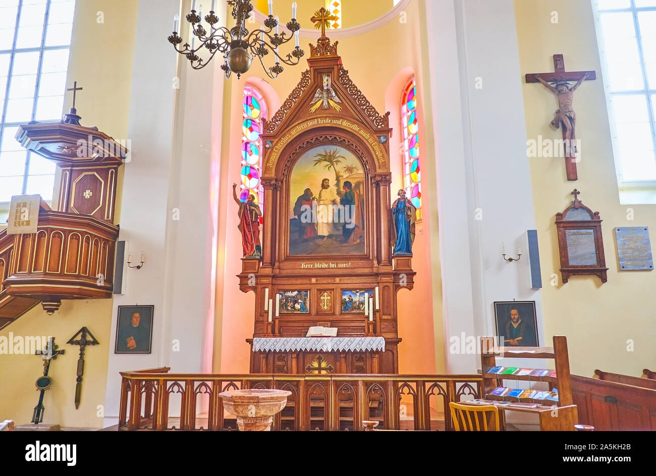 HALLSTATT, Österreich - 25. FEBRUAR 2019: Das bescheidene Innere der Evangelischen Kirche mit geschnitzten Altar, mit Skulpturen der Heiligen eingerichtet, um eine Stockfoto