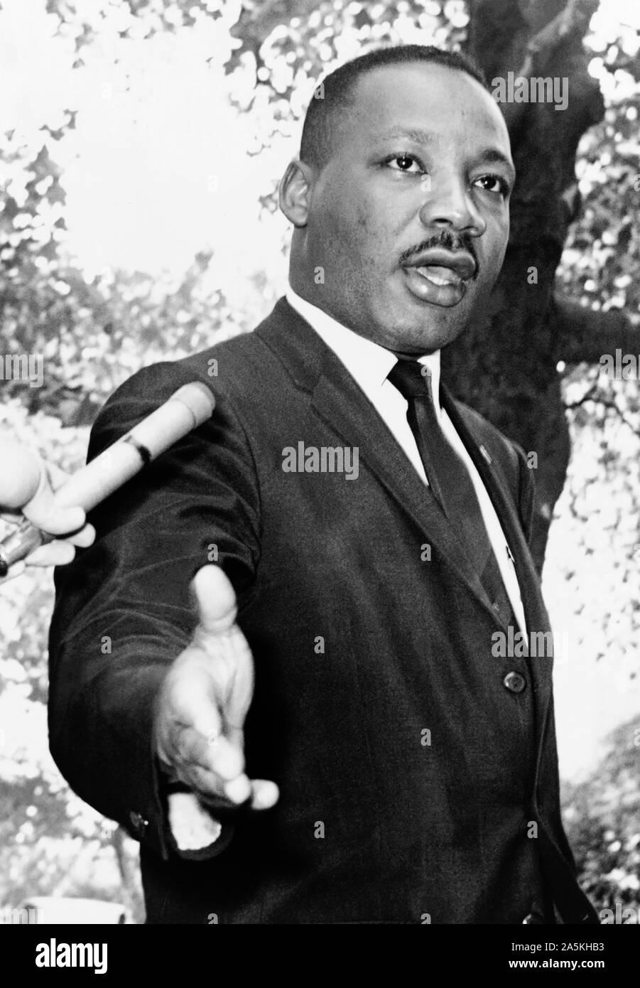 Martin Luther King, Jr. auf einer Pressekonferenz außerhalb der Gracie Mansion (Bürgermeister von New York City Residence) in New York City am 30. Juli 1964. Stockfoto