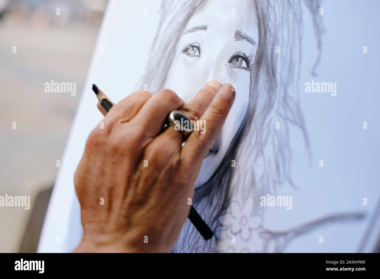 Männliche street artist Zeichnung und Verschmieren Leinwand, Nahaufnahme einer Hand, Madrid, Spanien Stockfoto