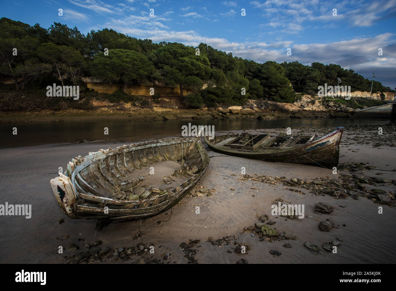 Alte boatwrecks Ebbe Stockfoto