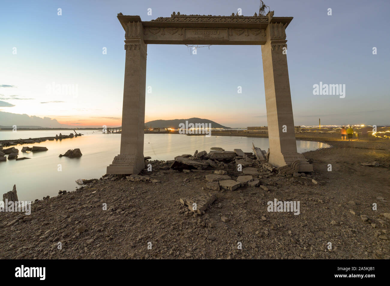 Ruine Eingang von Wat Nongbua/Ruinen, Tempel, die in der Pa Sak Jolasid Dam für 20 Jahre aufgrund der Dürre erscheint gesunken ist. Stockfoto