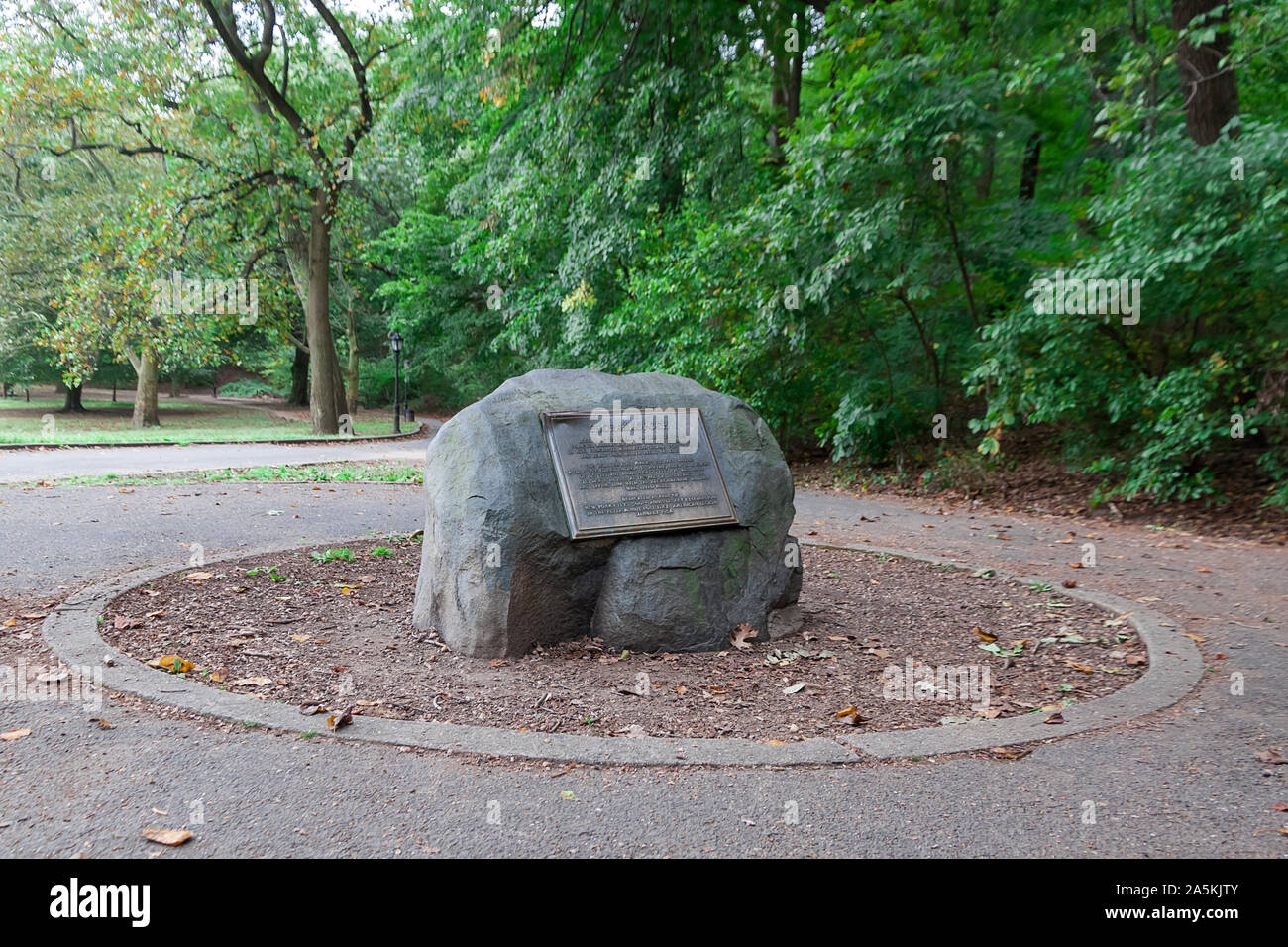 Shorakkopoch Boulder markiert den Ort, wo die Legende sagt Peter Minuit Manhattan Island von den Indianern für Schmuck & Perlen 60 Gulden wert gekauft. Stockfoto