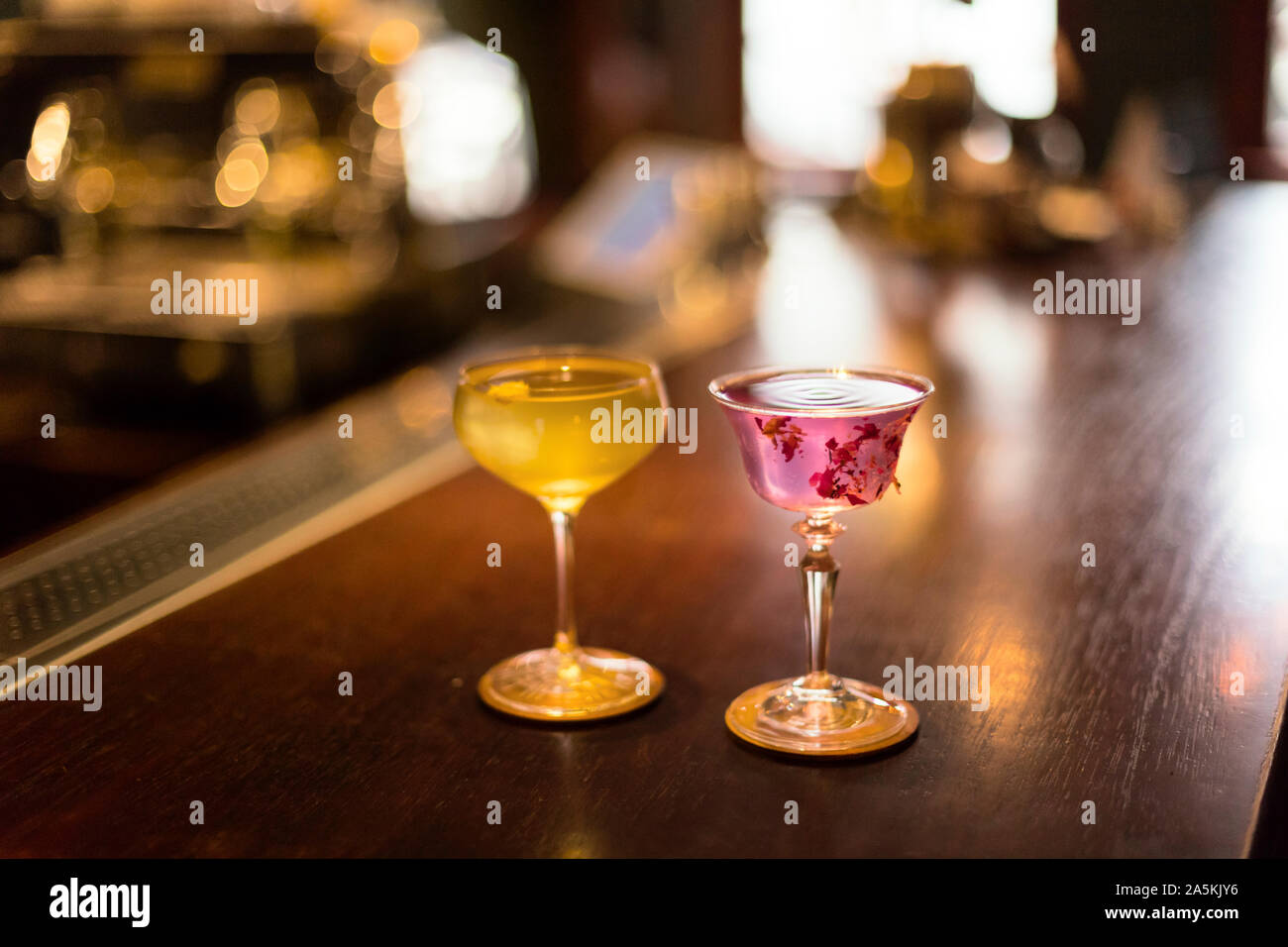Gelb und rosa Cocktails auf Theke Stockfoto