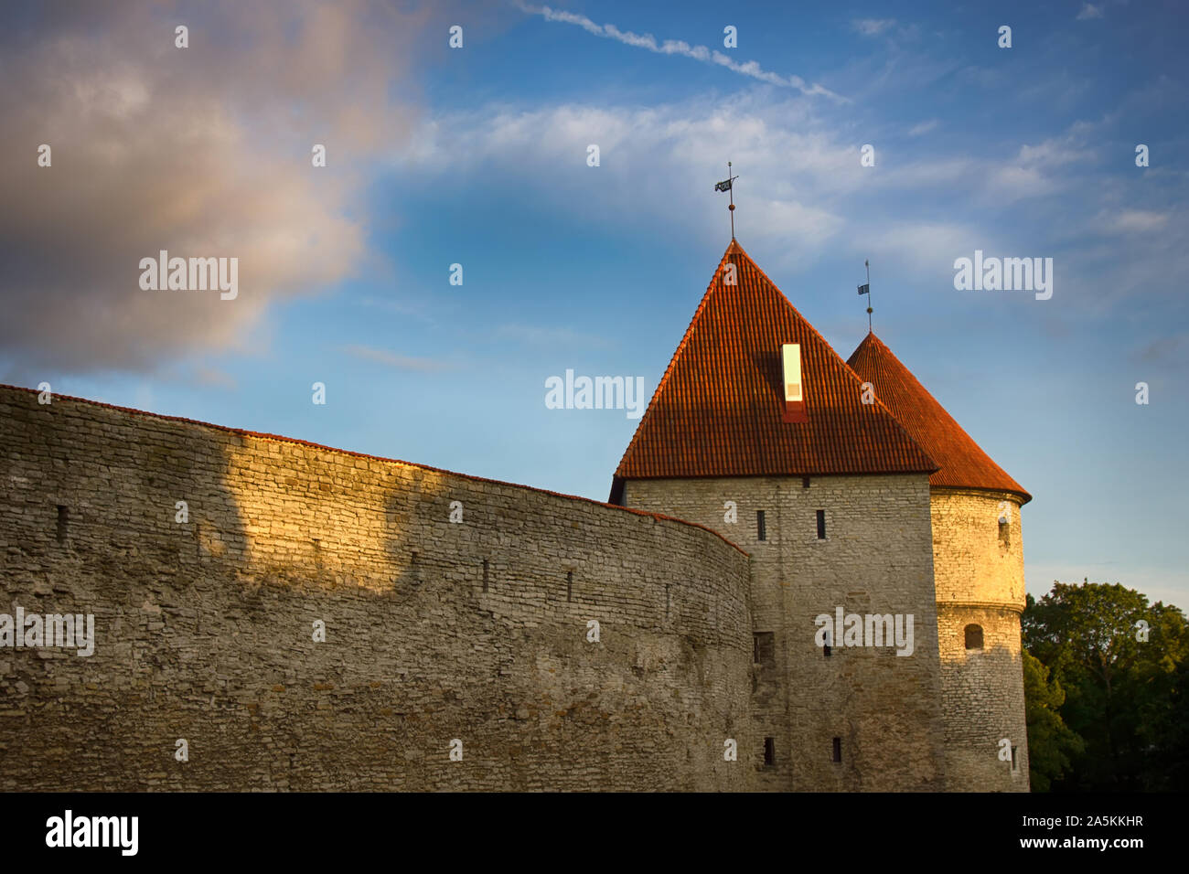 Stadtmauer von Tallinn, schloss Toompea (Tallinna vanalinn, Deutschen Ordens, World Heritage List, 14. Jahrhundert), Festung Mauern, Türme mit konischen Rot r Stockfoto