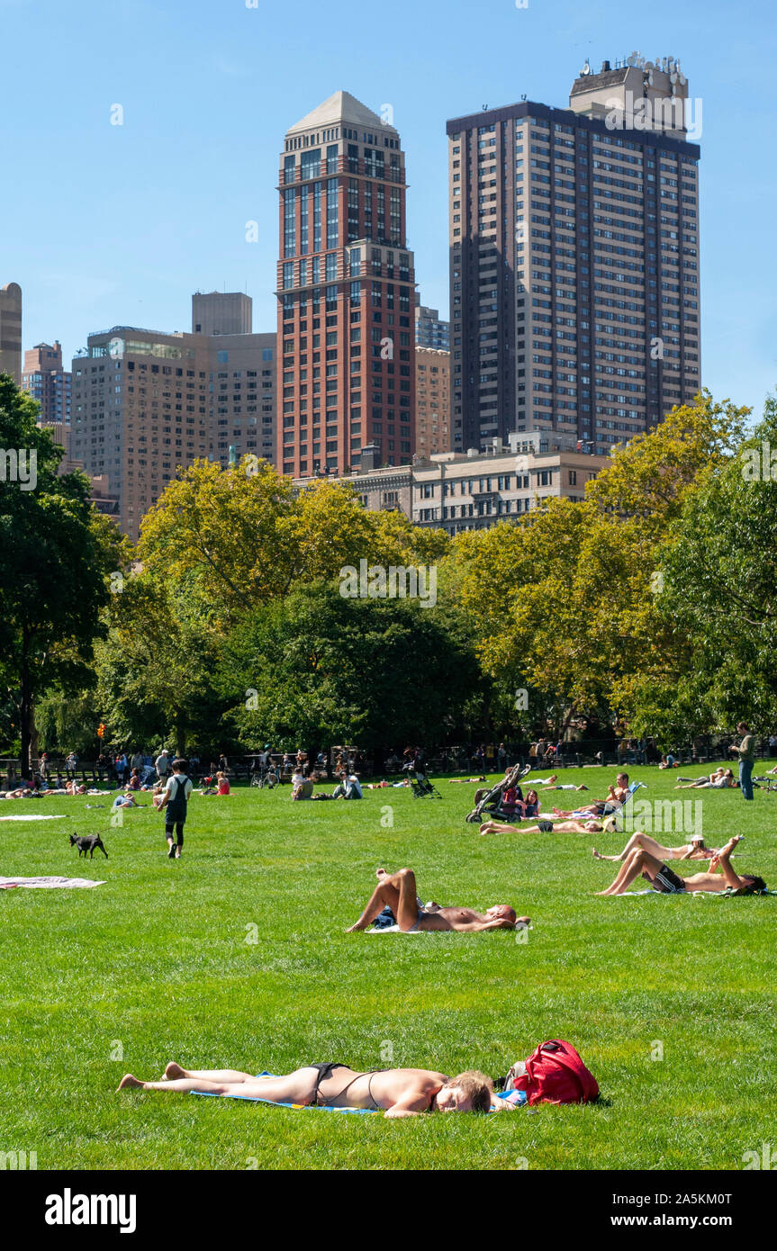 Park vor der Wolkenkratzer, der Dakota, Central Park West, Manhattan, New York City, New York State, USA. Central Park. In der Nähe von 65Th Stre Stockfoto