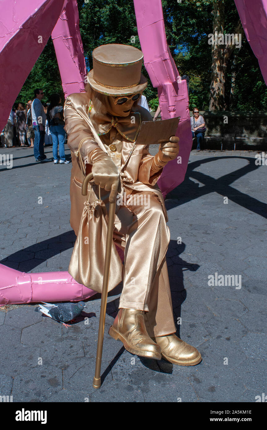 Die Statue im Central Park. Golden Guy goldenen Kerl ist unser persönlicher Favorit - Es nimmt Widmung zu sprühen, Ihren gesamten Körper Gold Farbe. Wie könnten wir keine Stockfoto